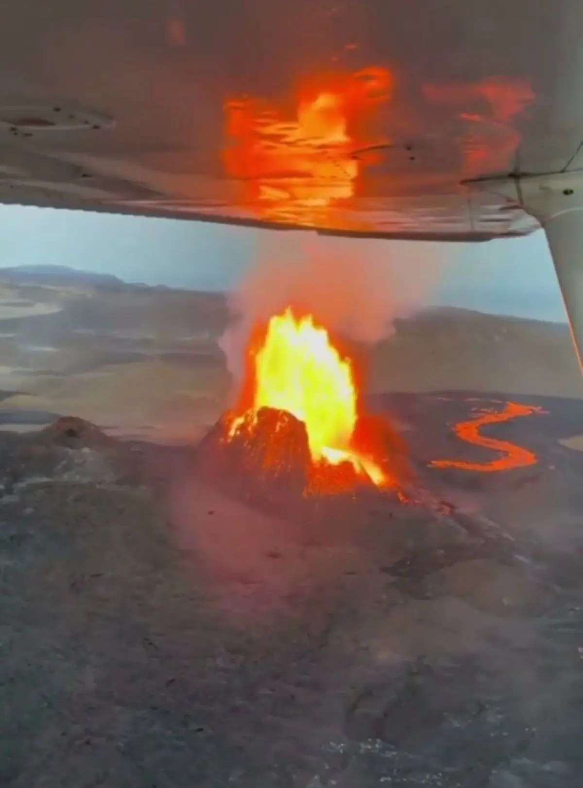 لحظات عجیب تماشای فوران آتشفشان از درون هواپیما+ویدئو