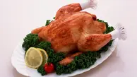 تا حالا مرغ خیارشوری خوردی؟! | مرغ رو بزار داخل آب خیارشور تا بهتر بپزه! +ویدئو