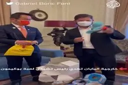 وزیر خارجه ژاپن به رییس‌جمهور جدید شیلی عروسک هدیه داد!+ویدئو