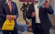 وزیر خارجه ژاپن به رییس‌جمهور جدید شیلی عروسک هدیه داد!+ویدئو