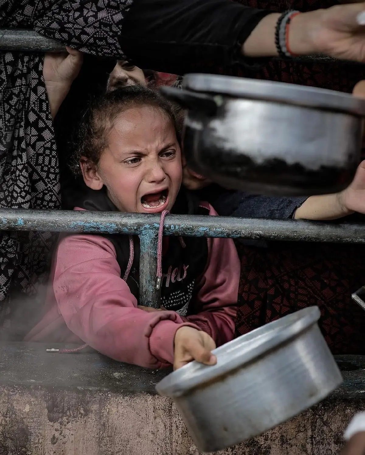 تصاویر بسیار غم انگیز از کودکان فلسطینی | تلاش برای گرفتن غذا +تصاویر