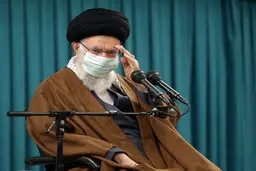 رهبر معظم انقلاب: به شیوه‌نامه‌هایی که پزشکان اعلام می‌کنند، مقیدم | اصرار روی ماسک دارم و تزریق نوبت سوم واکسن کرونا را هم انجام دادم