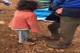 لرز و‌سرمای کودک آواره سوری در یکی از اردوگاه‌های شمال این کشور + ویدئو 