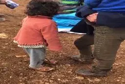 لرز و‌سرمای کودک آواره سوری در یکی از اردوگاه‌های شمال این کشور + ویدئو 