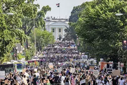 اعتراض‌ها به مرگ جورج فلوید مقابل کاخ سفید