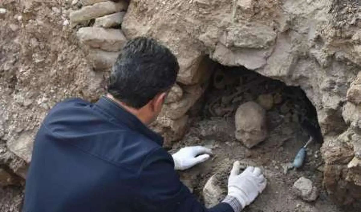 کشف مومیایی ۱۲۰۰ ساله یک جوان در زیر زمین | پوست و مو‌های سرش هنوز دست نخورده! + ویدئو