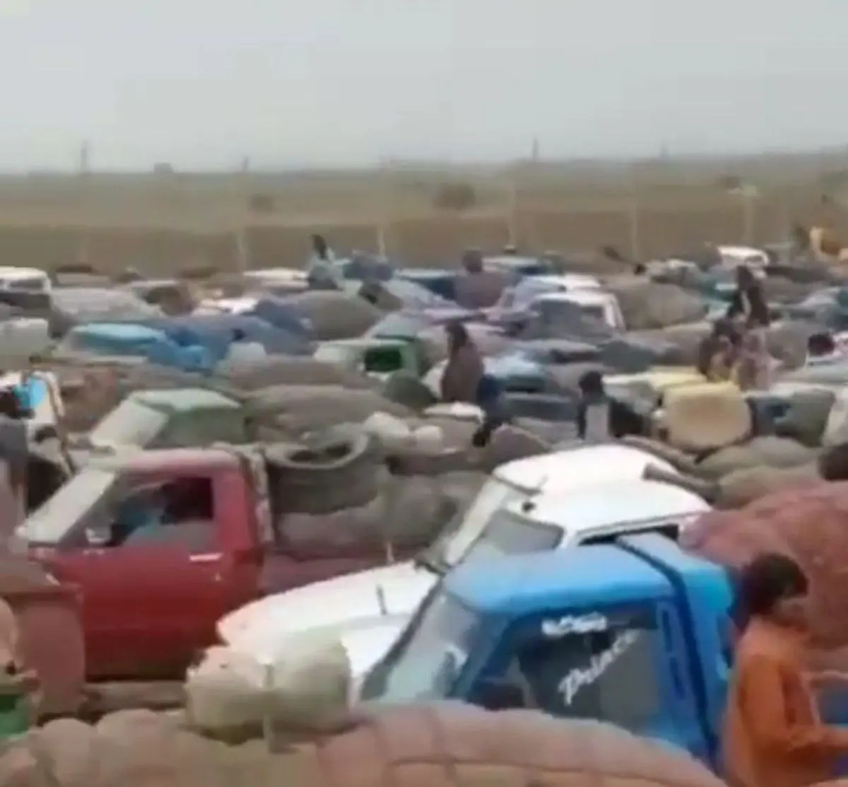 ویدیویی از خودروهای سوخت‌کش مرز ایران و پاکستان در استان سیستان وبلوچستان