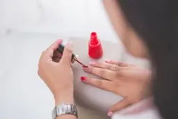 عوارض وحشتناک  لاک ناخن  که شوکه تان می کند!