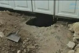 سارق به حفر تونل از منزلش به خانه همسایه و سرقت از آنجا اعتراف کرد.