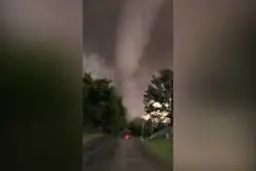 لحظه‌ی وقوع طوفان و گردباد آخرالزمانی در آمریکا+ویدئو 