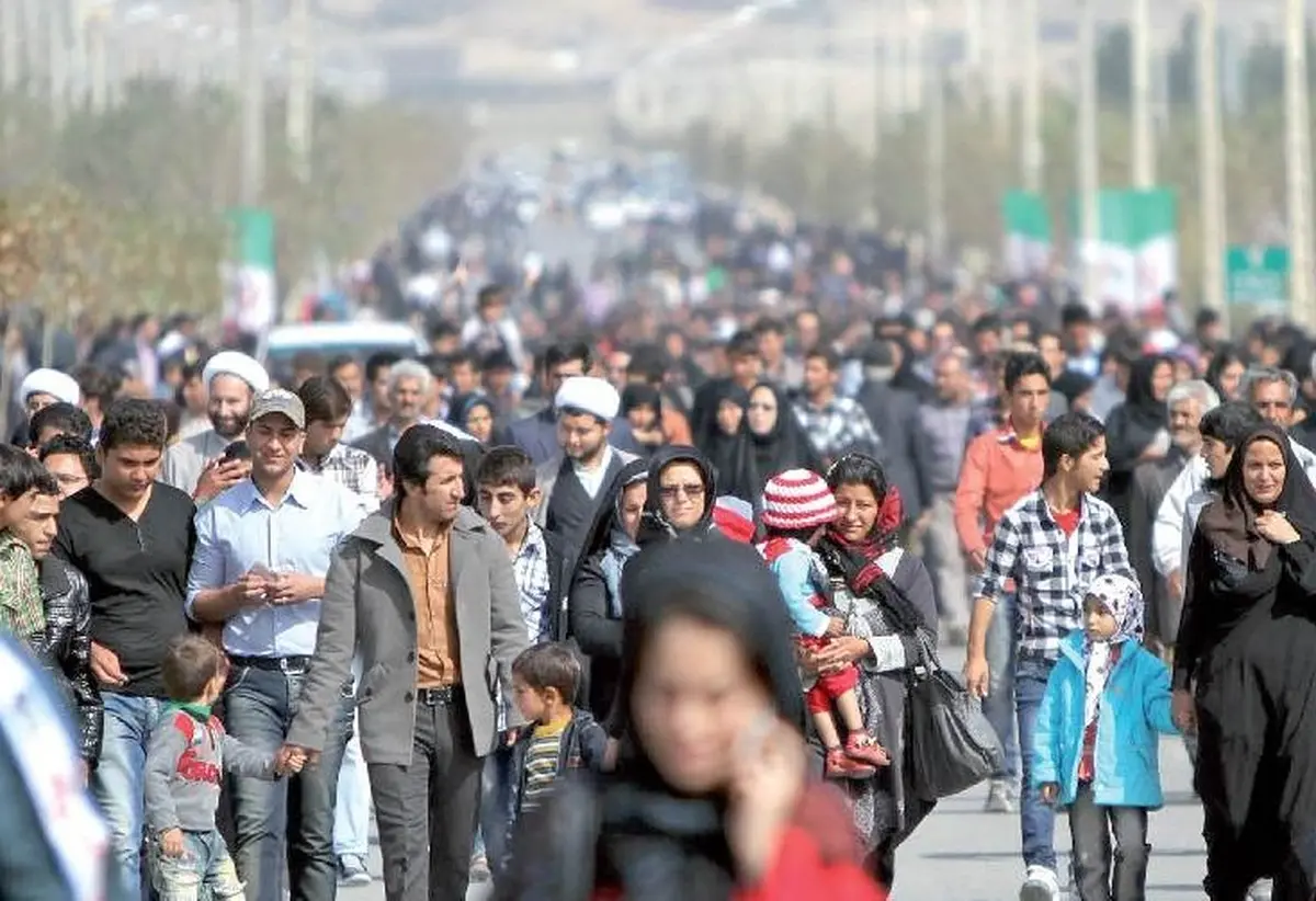 روزنامه جمهوری اسلامی: فاصله طبقاتی در کشور غوغا می‌کند؛ یک طبقه شبیه اوناسیس و راکفلر و یک طبقه دیگر در شرایط شِعب ابیطالب زندگی می کنند