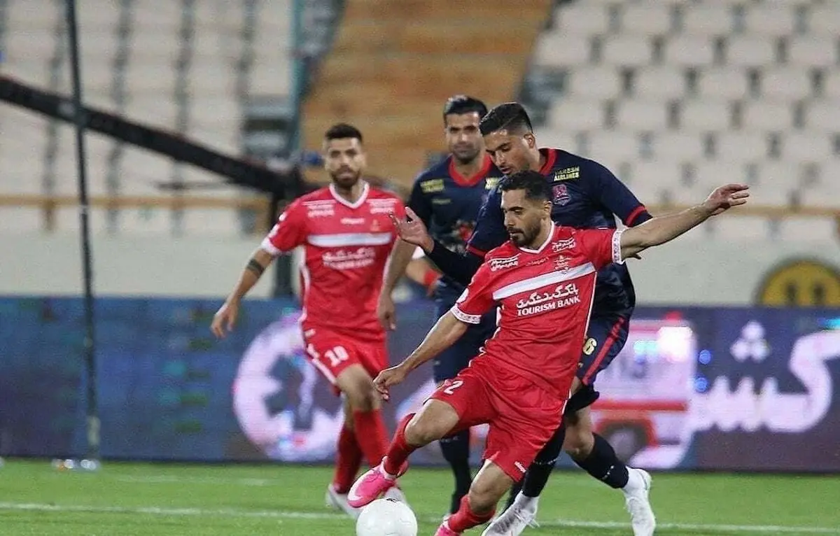 بازی فوتبال یا زمین جنگ؟ | درگیری فیزیکی موسوی با ترابی در بازی پرسپولیس و نساجی
