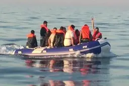  عبور غیرقانونی مهاجران از کانال مانش 