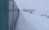 مسافران قطارهای متوقف شده در مسیر مشهد- فریمان امدادرسانی شدند! | تعدادی از قطارها به دلیل سرما حذف شدند!