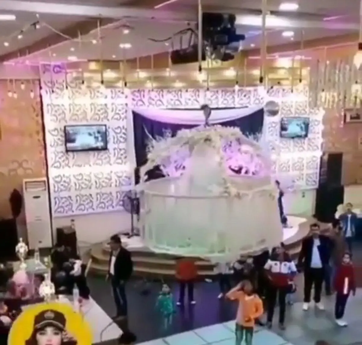 ورود عجیب و غریب عروس به مراسم عروسی!+ویدئو 