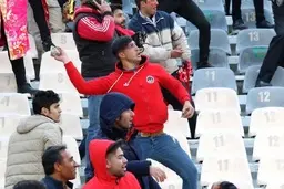 جو ورزشگاه متنشج شد! | سنگ پرانی هواداران پرسپولیس و استقلال به هم! +ویدئو