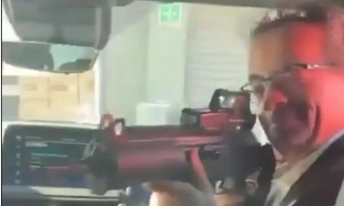 برکناری سفیر انگلیس پس از نشانه رفتن اسلحه به سمت کارکنان سفارت+ ویدئو