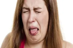 علت  تلخی مداوم دهان چیست؟