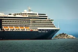 ورود کشتی هندی به بندرعباس برای انتقال اتباع جامانده