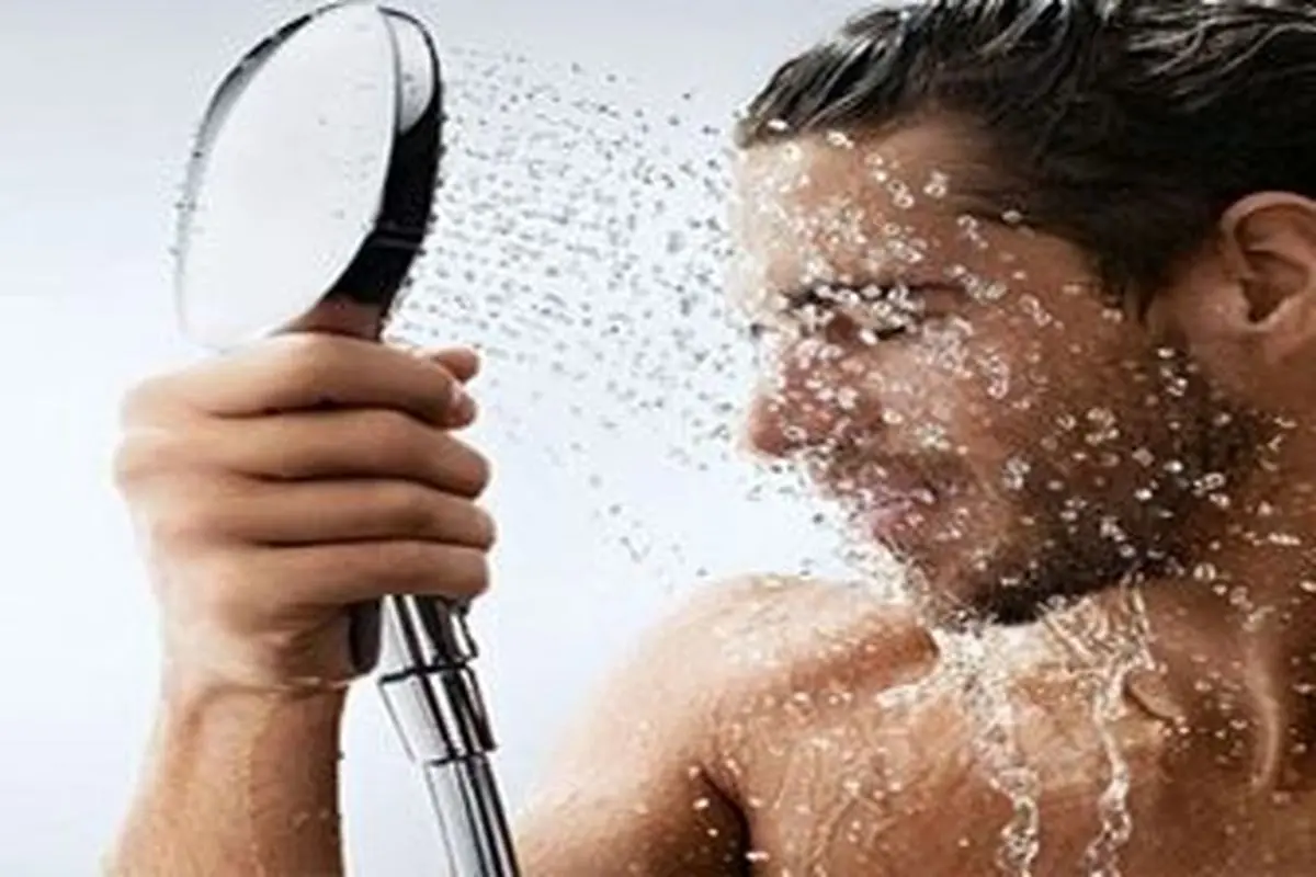 شستن صورت هنگام دوش گرفتن خوب است یا بد؟