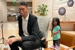 دیدار شگفت‌انگیز این مرد و زن جیبی | قرار ملاقات کوتاه‌قدترین زن دنیا با بلندقدترین مرد جهان