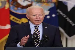 گاف‌های بایدن تمامی ندارد  | سقوط بایدن در مقابل چشمان خبرنگاران