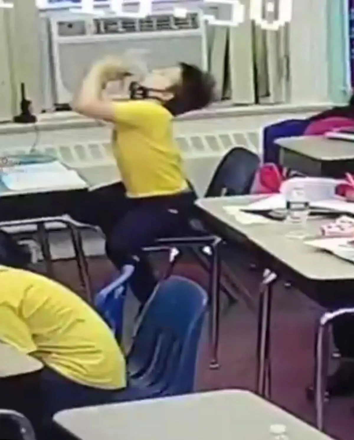 معلم قهرمان، دانش‌آموز را از خفگی نجات داد+ویدئو 