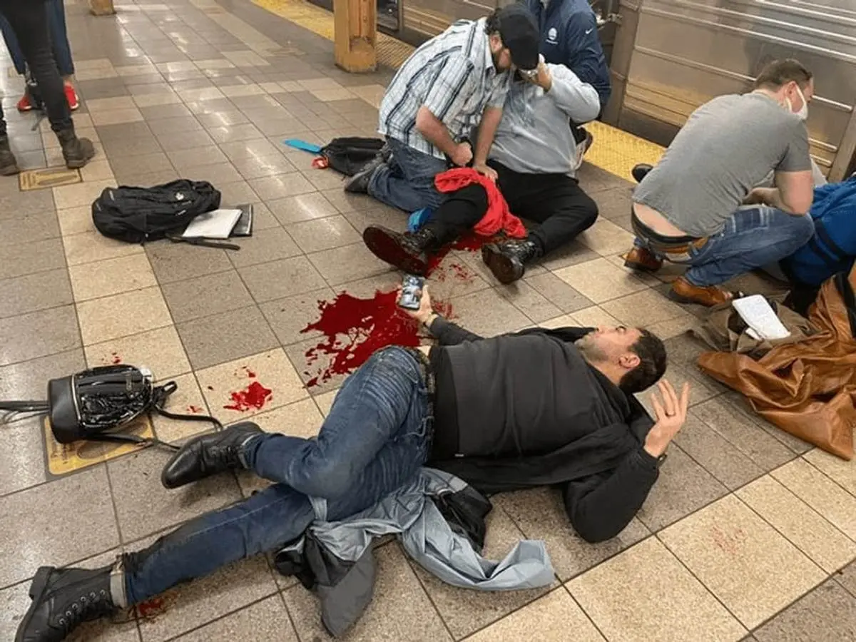 
دستکم 13 نفر بر اثر تیراندازی در متروی نیویورک زخمی شدند
