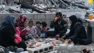 ( عکس )افطار خانواده سوری در بین آوارهای خانه‌ ویران شده خود