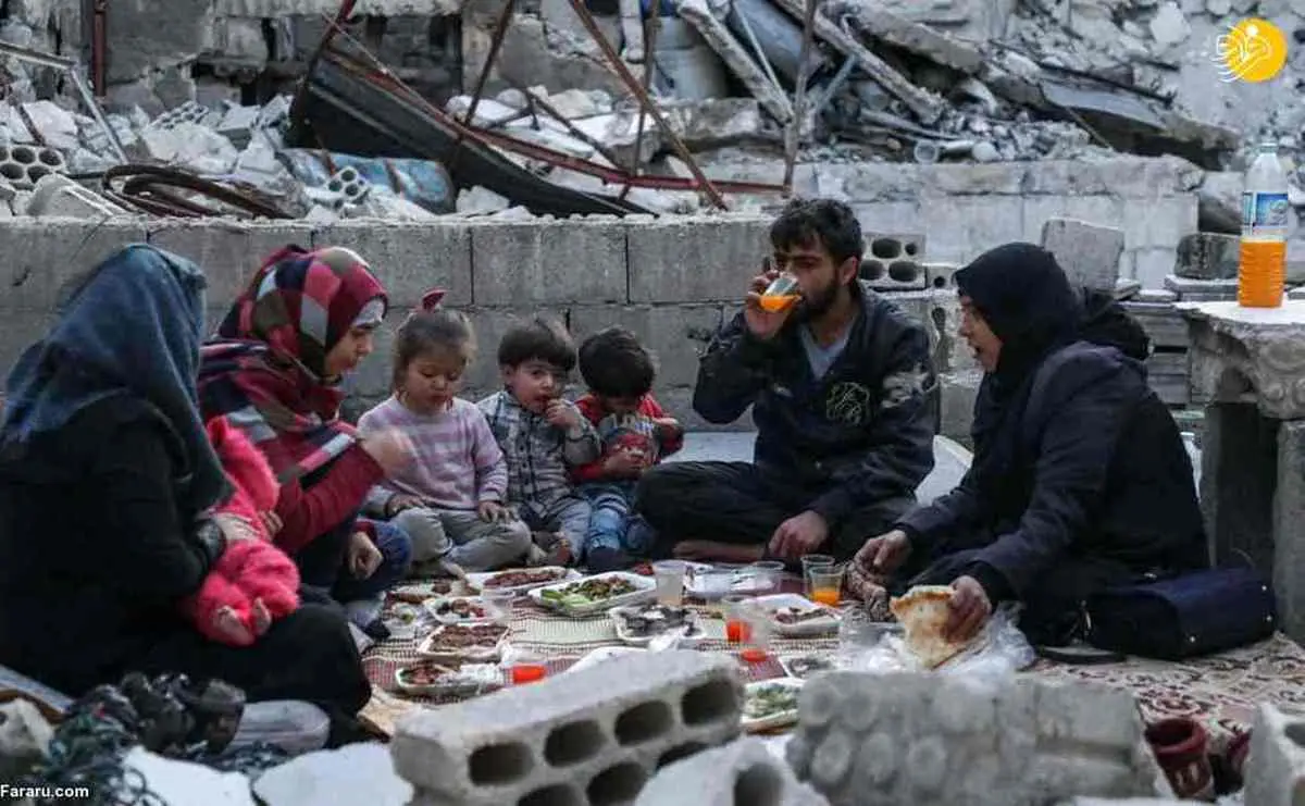 ( عکس )افطار خانواده سوری در بین آوارهای خانه‌ ویران شده خود