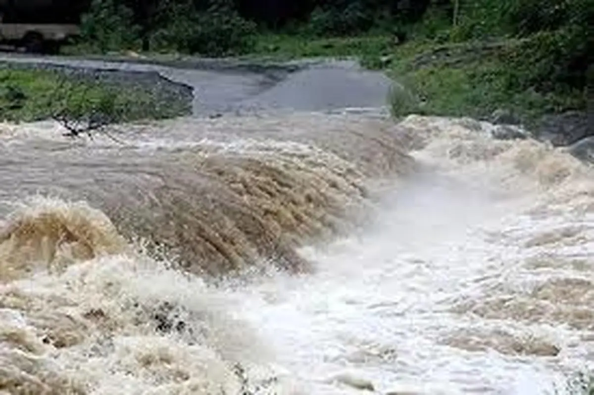 فروریختن پل هنگام عبور کامیون | فیلم لحظه تخریب پل در سیریک هرمزگان +ویدئو