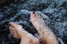 فواید معجزه آسای گذاشتن پاها درآب گرم | بیماری های خود را درمان کنید