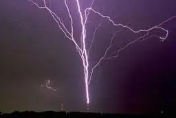 رعد و برق وارونه دیده بودید؟ | ویدئویی عجیب از یک رعد و برق معکوس