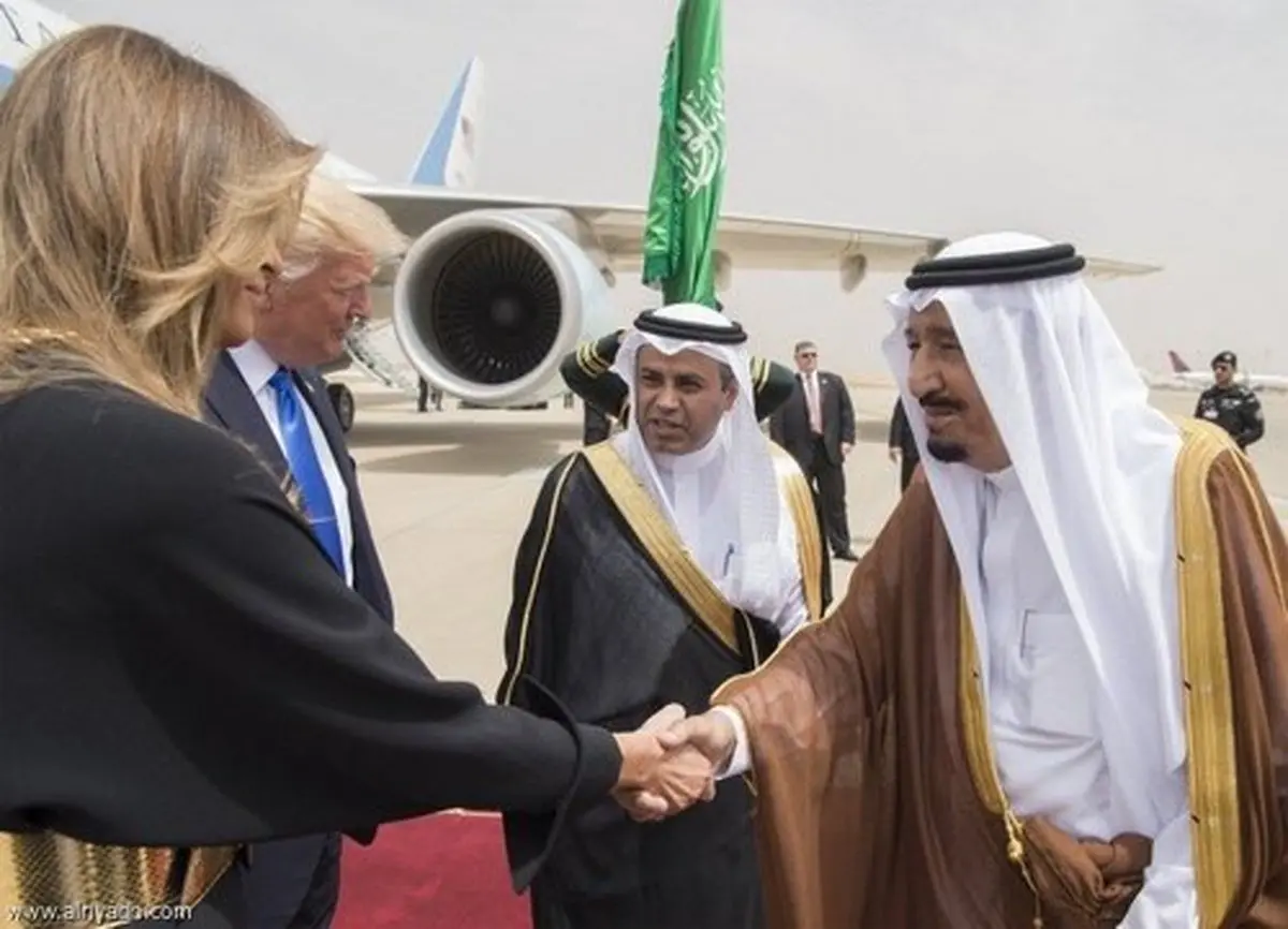 استقبال ملک سلمان از ترامپ و همسرش در فرودگاه