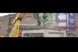 برچیدن تندیس رابرت میلیگان (تاجر برده قرن هجدهم) در لندن + ویدئو