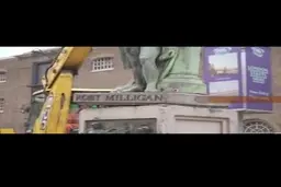 برچیدن تندیس رابرت میلیگان (تاجر برده قرن هجدهم) در لندن + ویدئو