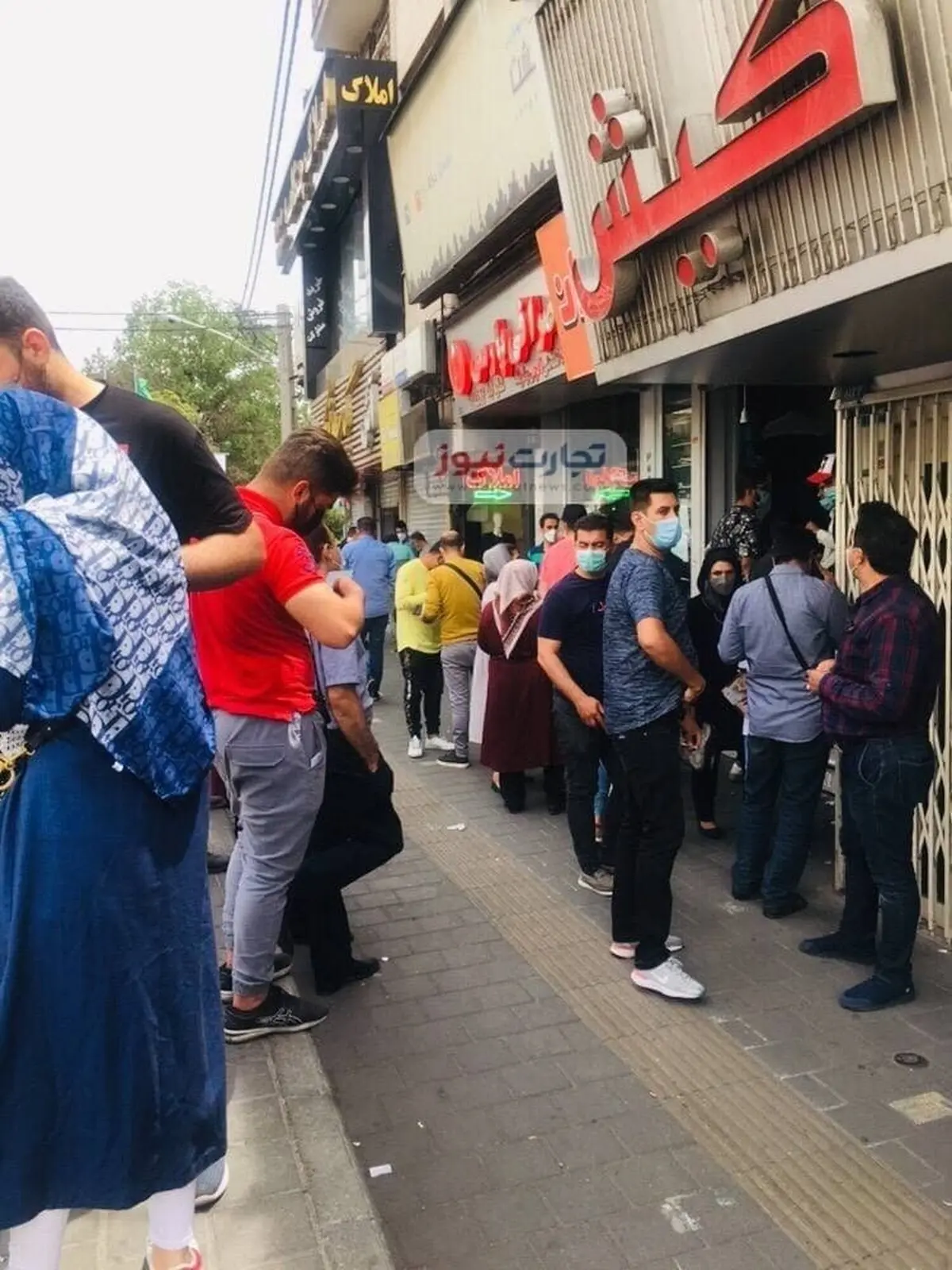 عکس |  صف شهروندان تهرانی برای فروش دلارهای خانگی