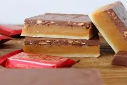 این اسلایس کاراملی رو بدون فر و با مواد در دسترس درست کن! | طرز تهیه اسلایس کاراملی +ویدئو