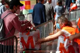  صف‌های طولانی غذای مجانی دریکی از گرانترین شهرهای جهان