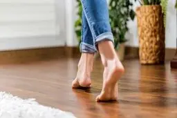 هرگز پا برهنه در خانه راه نروید | وگرنه به همچین مشکلاتی دچار می‌شوید!