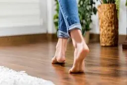 هرگز پا برهنه در خانه راه نروید | وگرنه به همچین مشکلاتی دچار می‌شوید!