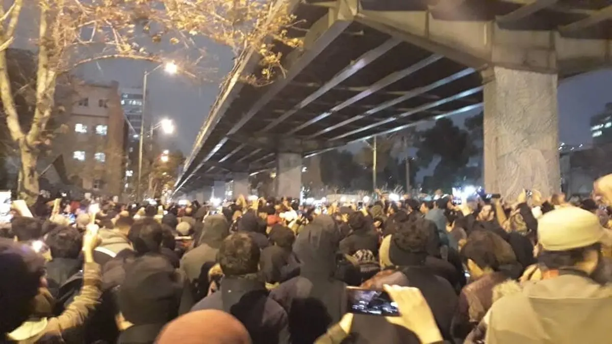 تجمع اعتراضی مقابل دانشگاه امیرکبیر به تشنج کشیده شد