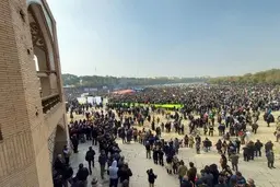 روزنامه جمهوری اسلامی: مردم، چیزی بیش از حق واقعی خود برای یک زندگی شرافتمندانه را نمی‌خواهند