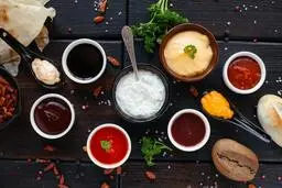 ۵ مدل سس یادت میدم که تا آخر عمر از سس بیرونی بی نیاز میشی! | طرز تهیه ۵ مدل سس مختلف از سس هزار جزیره تا انار +ویدئو
