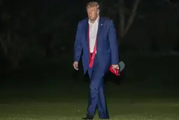 ترامپ | ناراحتی ترامپ از سخنرانی برای صندلی‌های خالی + عکس 