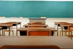 یک مدیر آموزش و پرورش به دلیل درگیری همسایه خشمگین با ناظم مدرسه استعفا داد