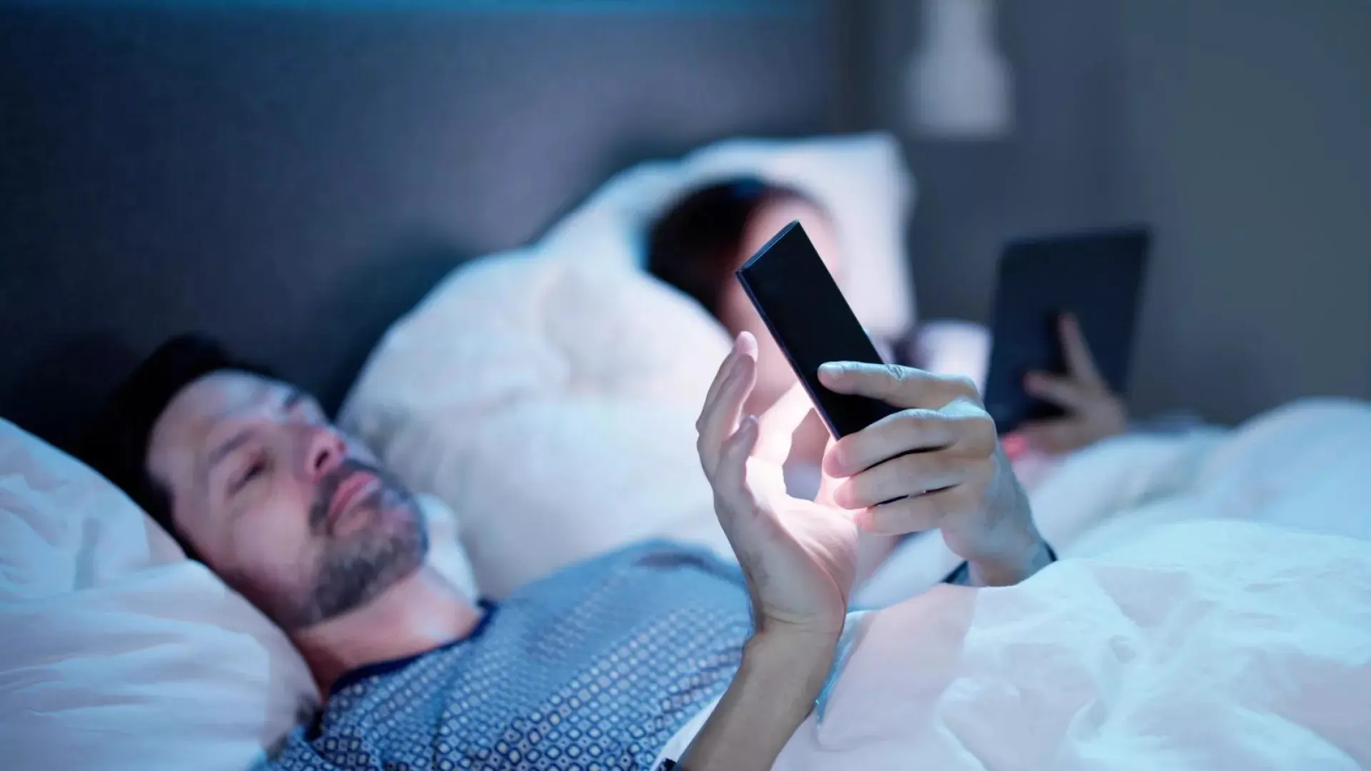 چرا نباید قبل از خواب از تلفن همراه استفاده کرد | چگونه این عادت را ترک کنیم