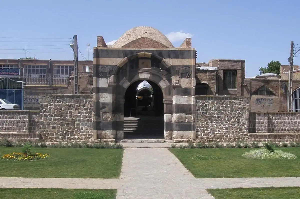 تنها دروازه سنگی پا برجا در ایران