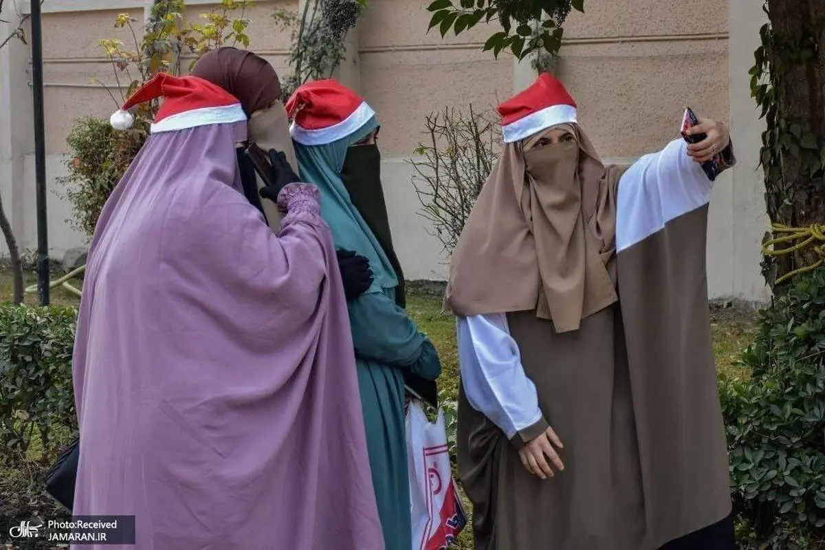 سلفی جالب زنان محجبه کشمیری با کلاه بابانوئل! + عکس