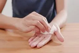 کف دستت عرق میکنه ؟ بیا تا بگم چیکار کنی |  از علل تا راه حل های خانگی